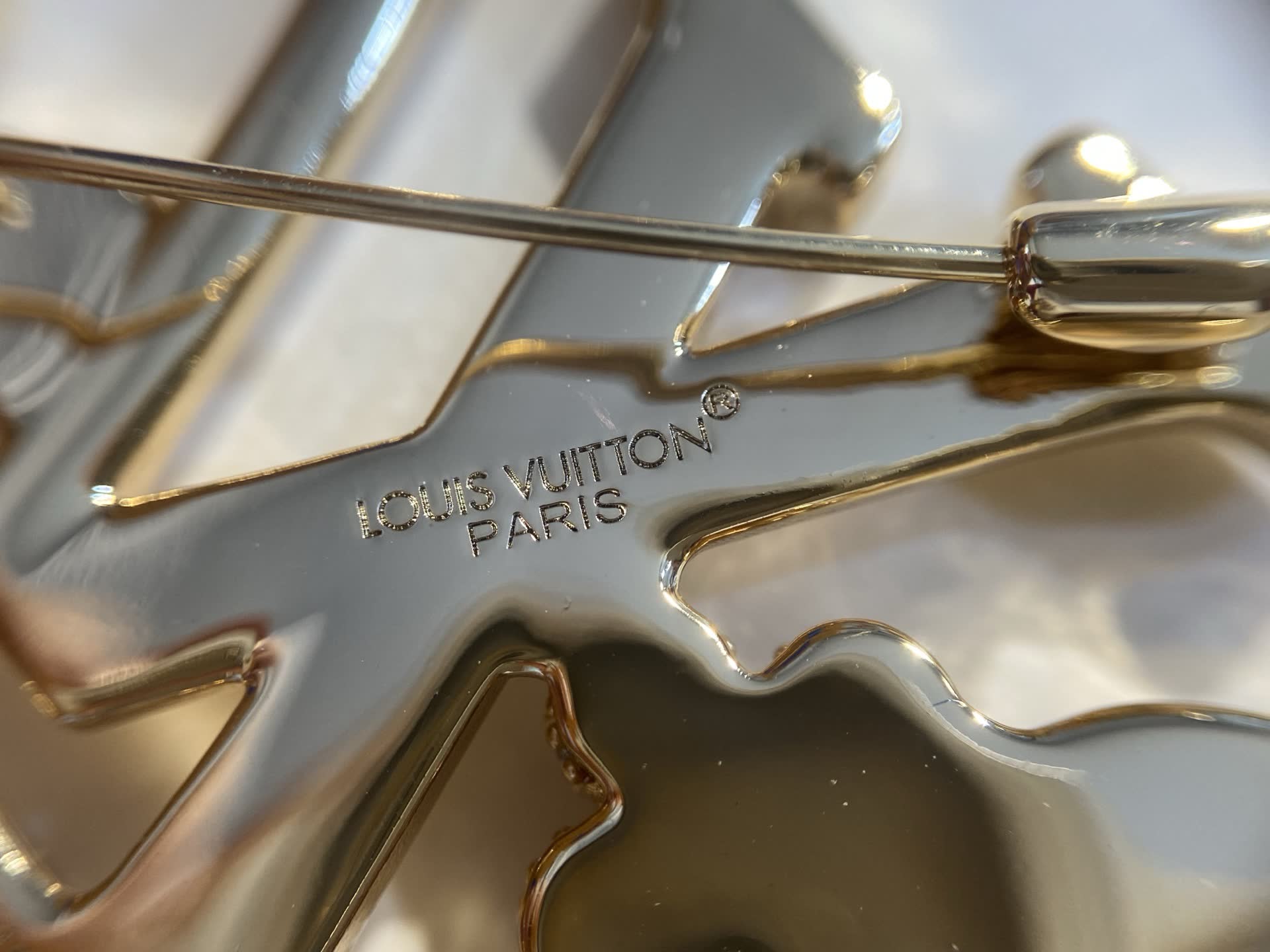 Louis Vuitton LV Logo Brooch-LZ1299